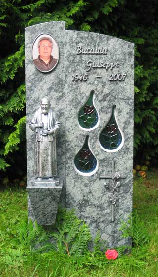 Padre Pio mit Glasfenstern